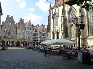 Vor der Lambertikirche